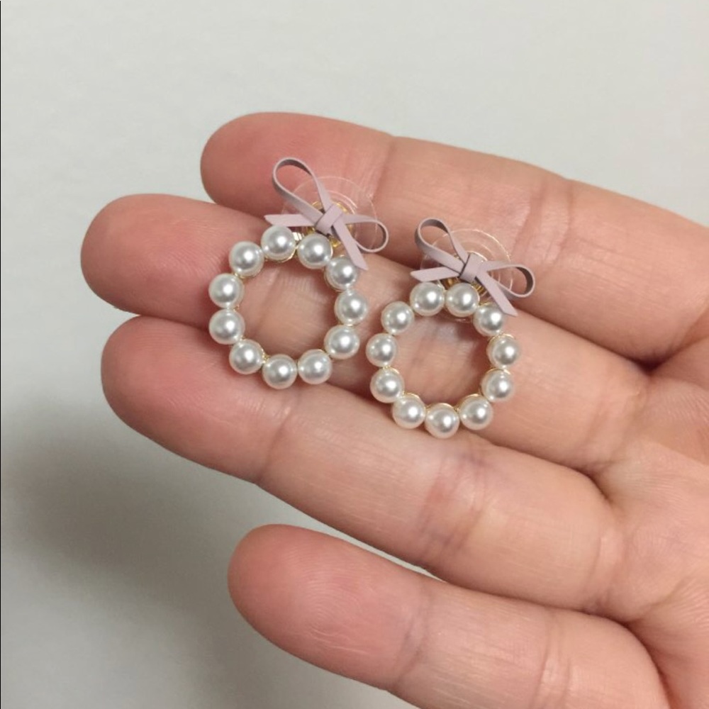 🎀 New - Faux Pearl Bow Earrings - Picture 8 of 8